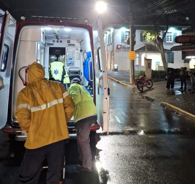 MULHER É ATROPELADA POR MOTO NO CENTRO DE SÃO BENTO DO SUL