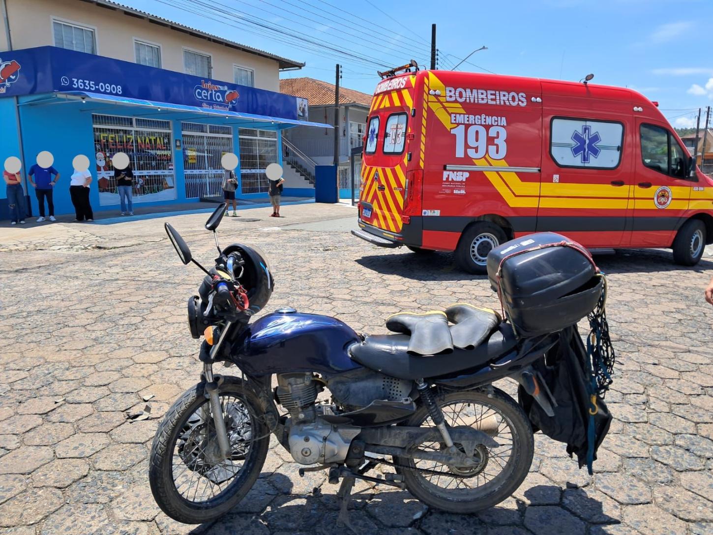 Acidente entre carro e motocicleta deixa homem ferido no bairro Cruzeiro
