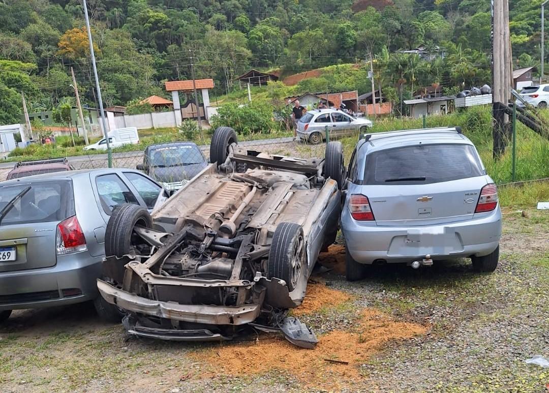 Acidente grave deixa três feridos na Rodovia Beto Carrero, em Penha