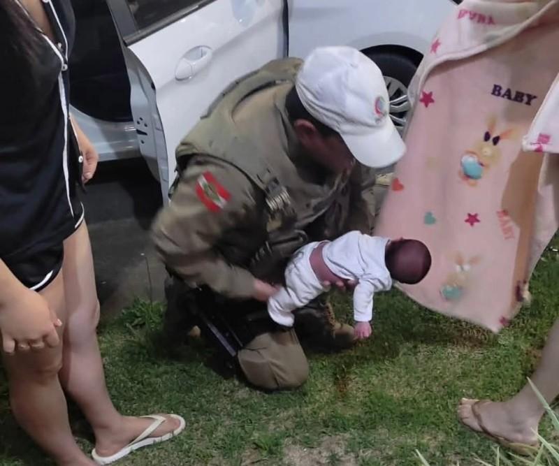 Bebê de 16 dias é salva por policial militar após engasgar em rodovia de Palmeira