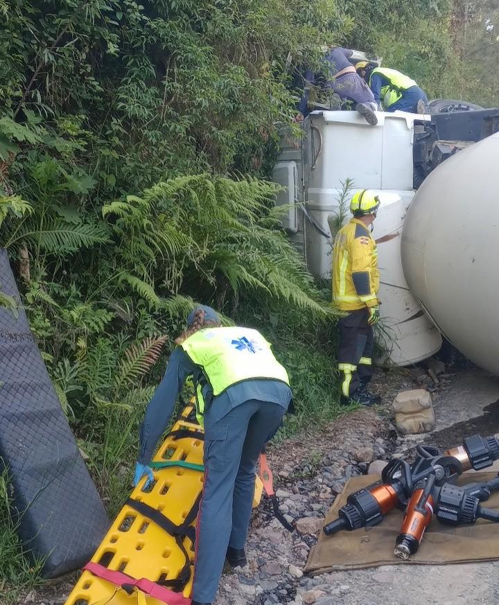 Caminhão betoneira tomba em subida no bairro Serra Alta