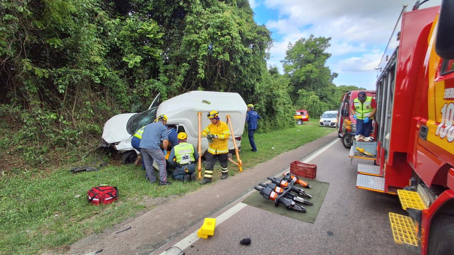 Capotamento deixa motorista ferido na BR-116 em Mafra