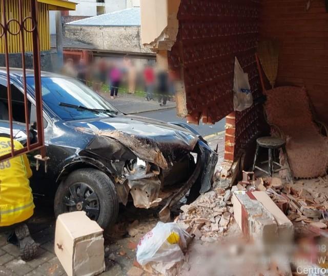 Carro atropela pedestres e colide contra residência no Centro de Videira