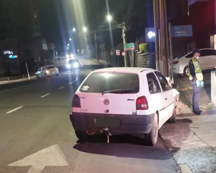 Carro colide em poste no centro de São Bento do Sul