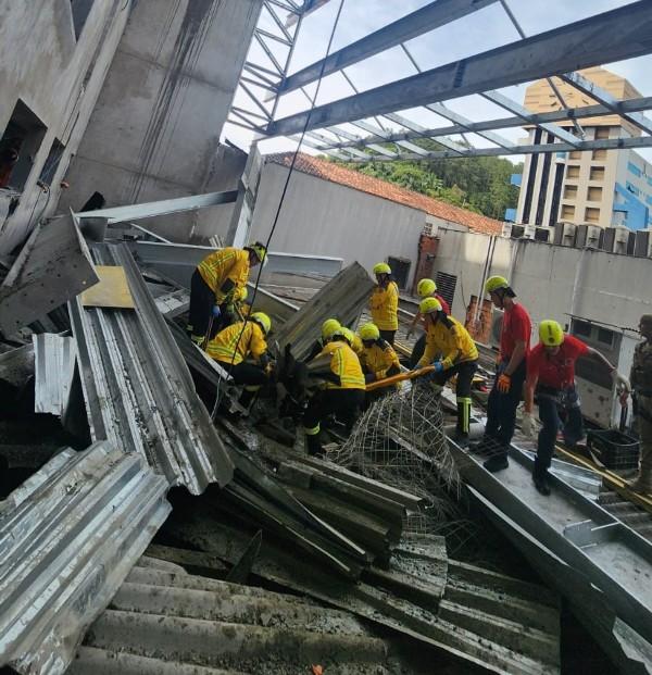 Colapso em obra deixa um morto e quatro feridos em Blumenau