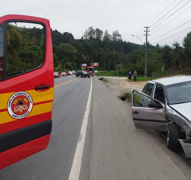 Colisão entre dois carros deixa duas pessoas feridas em São Bento do Sul
