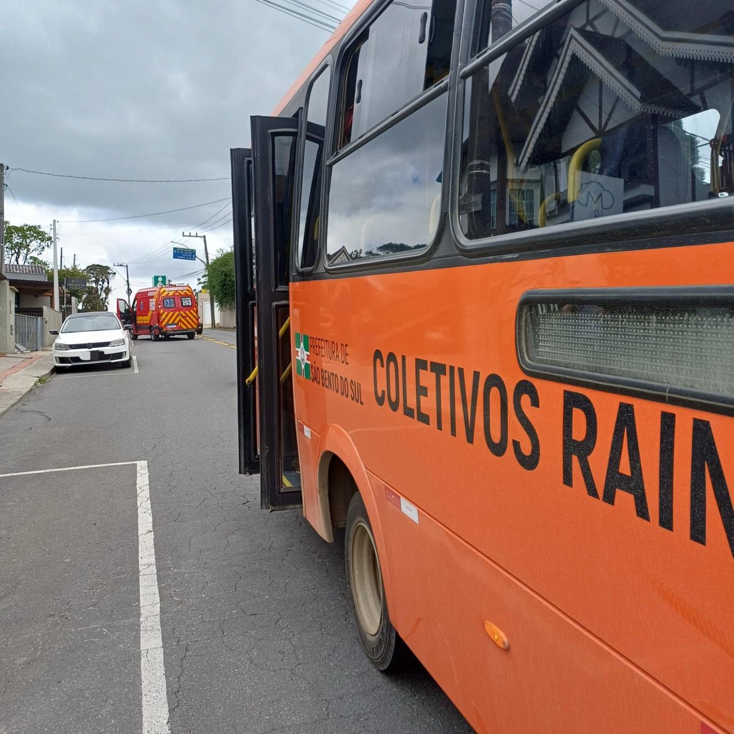 Colisão entre ônibus e bicicleta deixa homem ferido no Centro de São Bento do Sul