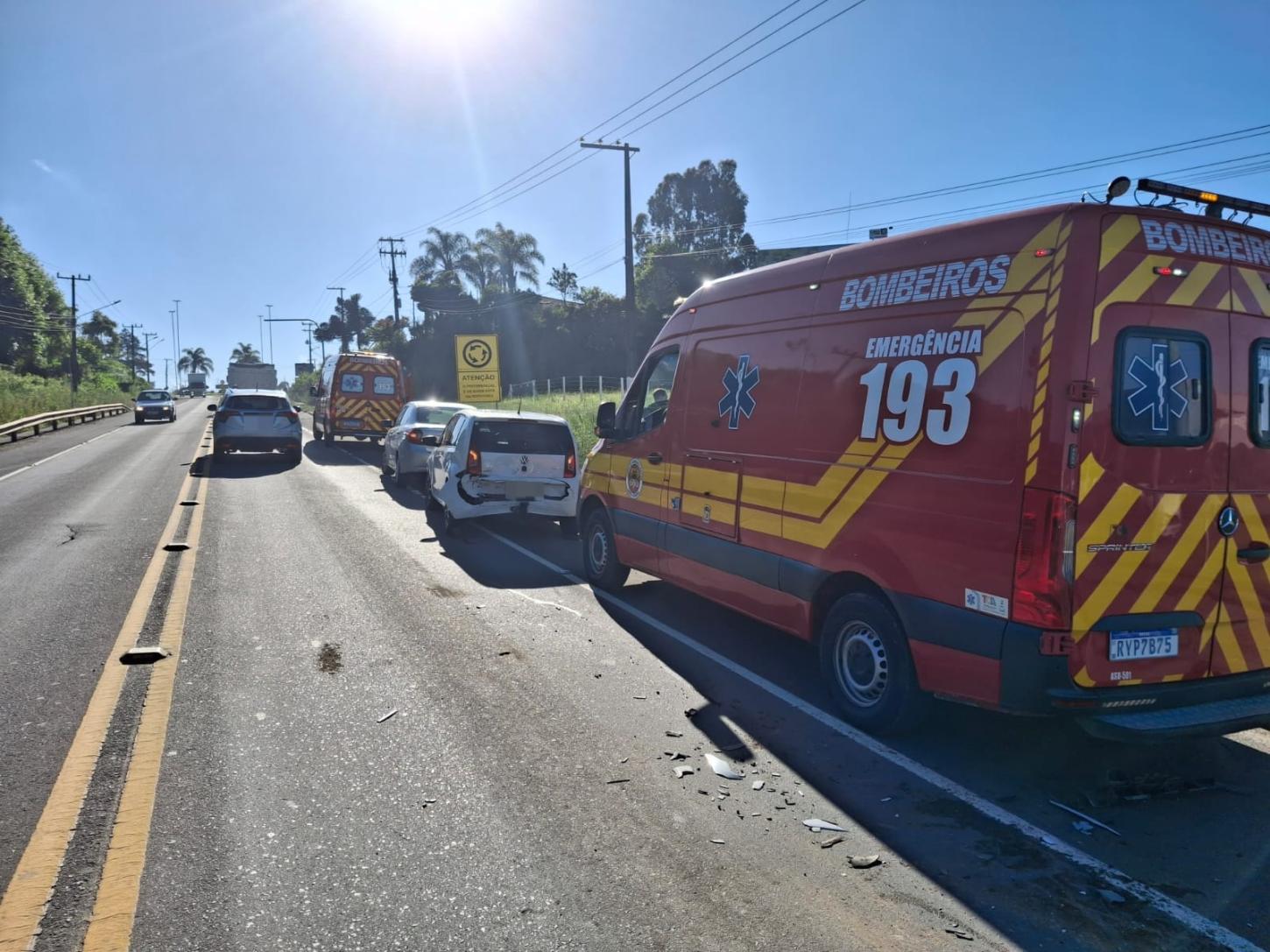 Colisão entre três veículos deixa jovem ferida em São Bento do Sul