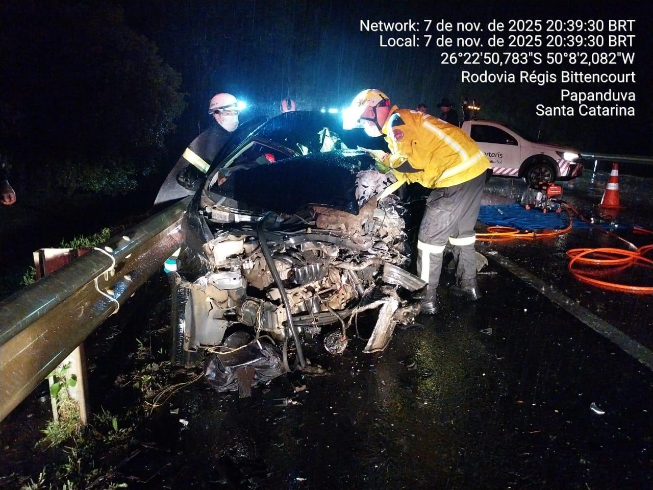 Colisão frontal deixa dois feridos graves na BR-116 em Papanduva