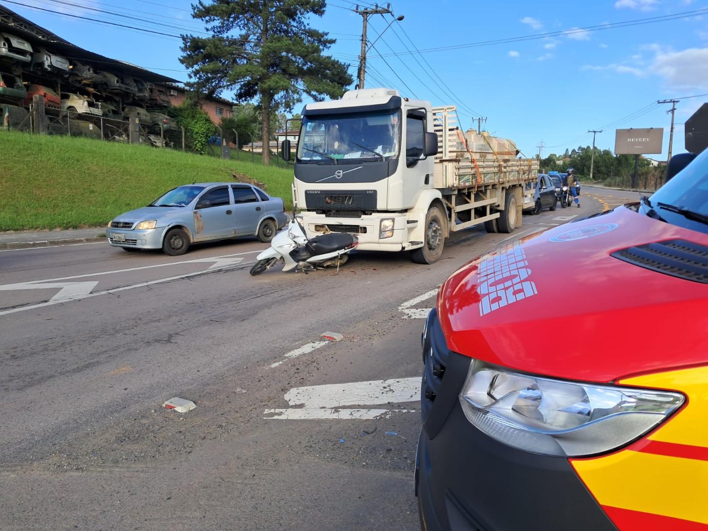 Colisão traseira entre motocicleta e caminhão é registrada na Rodovia dos Móveis