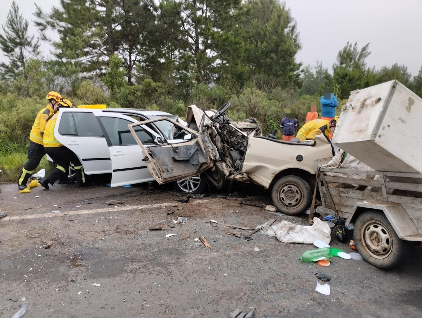 Grave colisão frontal deixa três pessoas feridas gravemente na BR-470 em Curitibanos