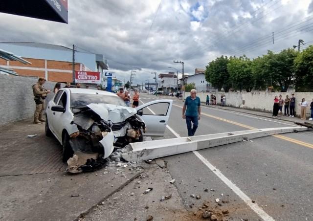 Motorista fica ferido após colisão contra poste no Centro de Ituporanga