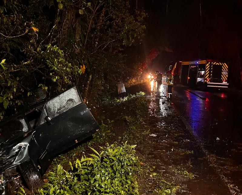 Saida de pista deixa duas pessoas feridas em Garuva
