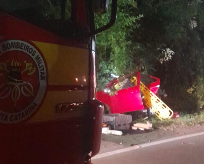 Saída de pista deixa três pessoas feridas na SC-464, em Arroio Trinta