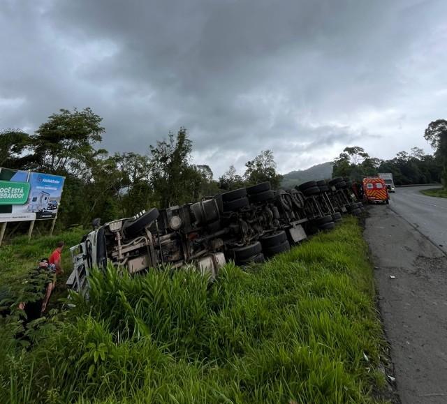 Tombamento deixa mulher ferida na BR-470 em Pouso Redondo