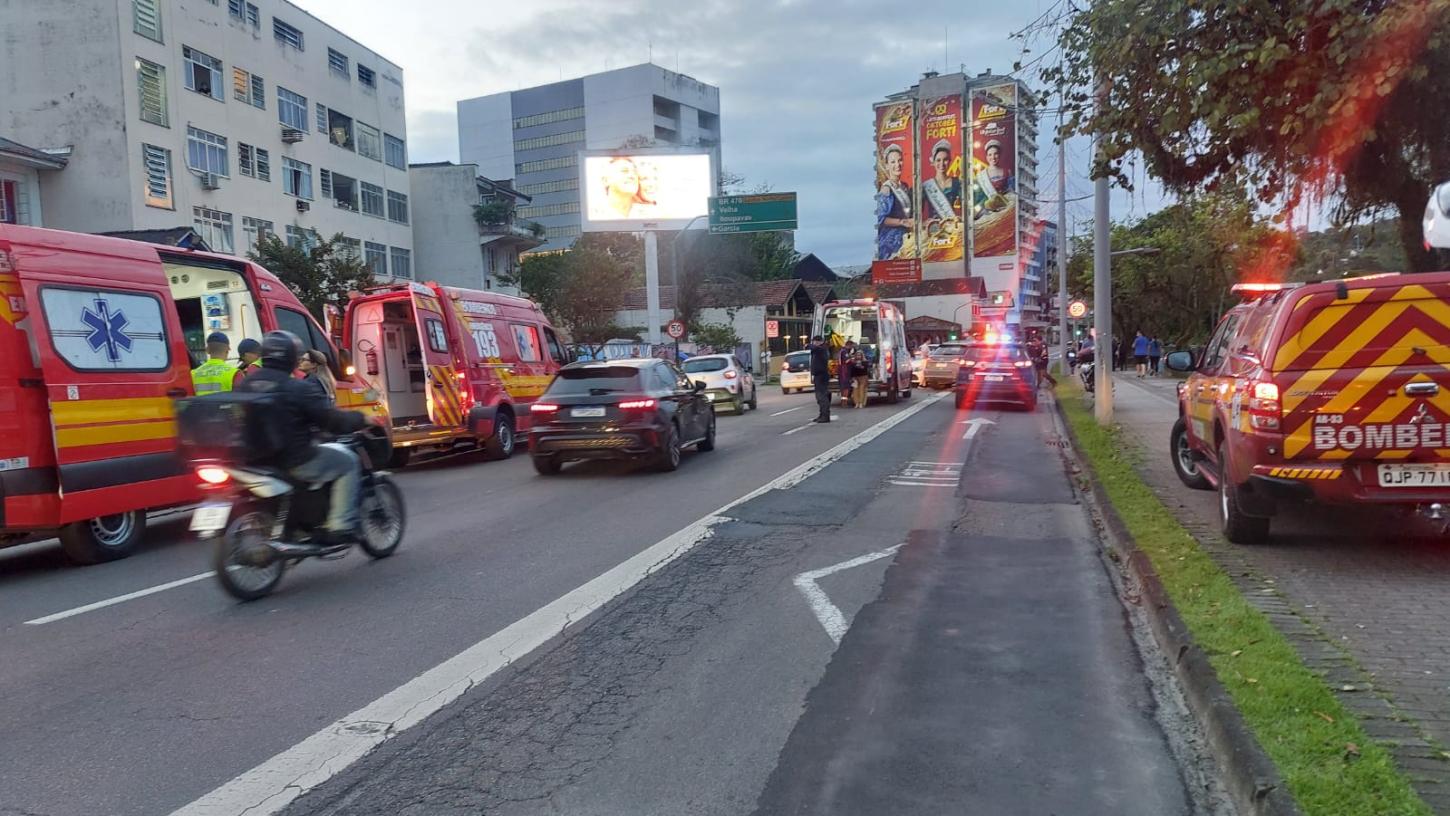 Três pedestres ficam feridos após atropelamento seguido de colisão em Blumenau