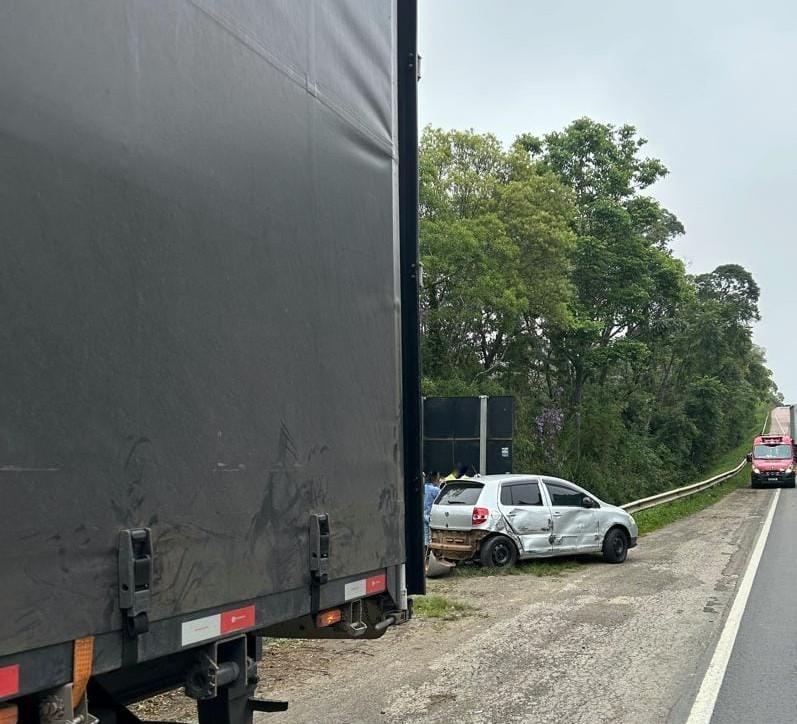 Ultrapassagem no final da terceira faixa quase termina em tragédia na BR-116 em Papanduva