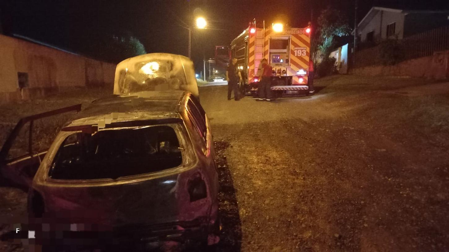 Veículo pega fogo no bairro Industrial I em Canoinhas
