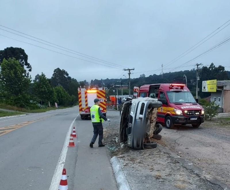 Automóvel capota na SC-418 em Campo Alegre