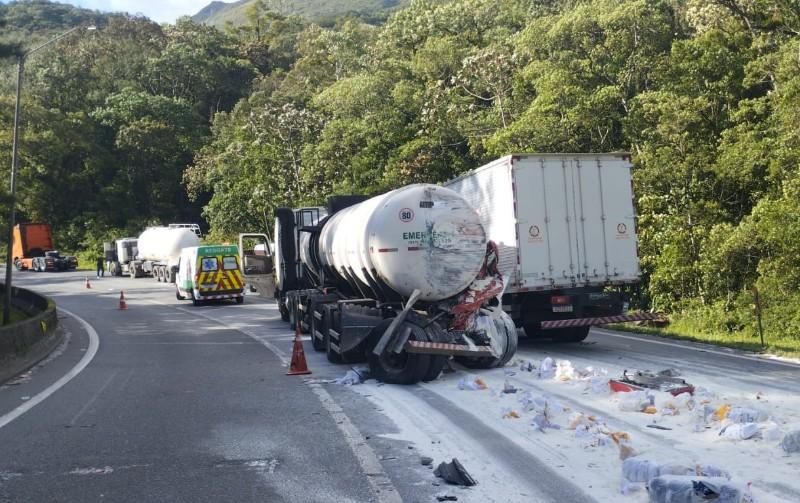 Caminhoneiro morre em grave acidente entre três caminhões na BR-376 em Guaratuba