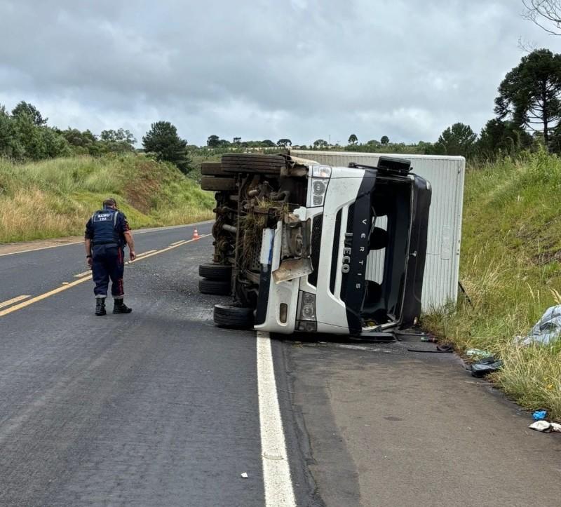 Caminhoneiro morre em tombamento na BR-282, em São José do Cerrito