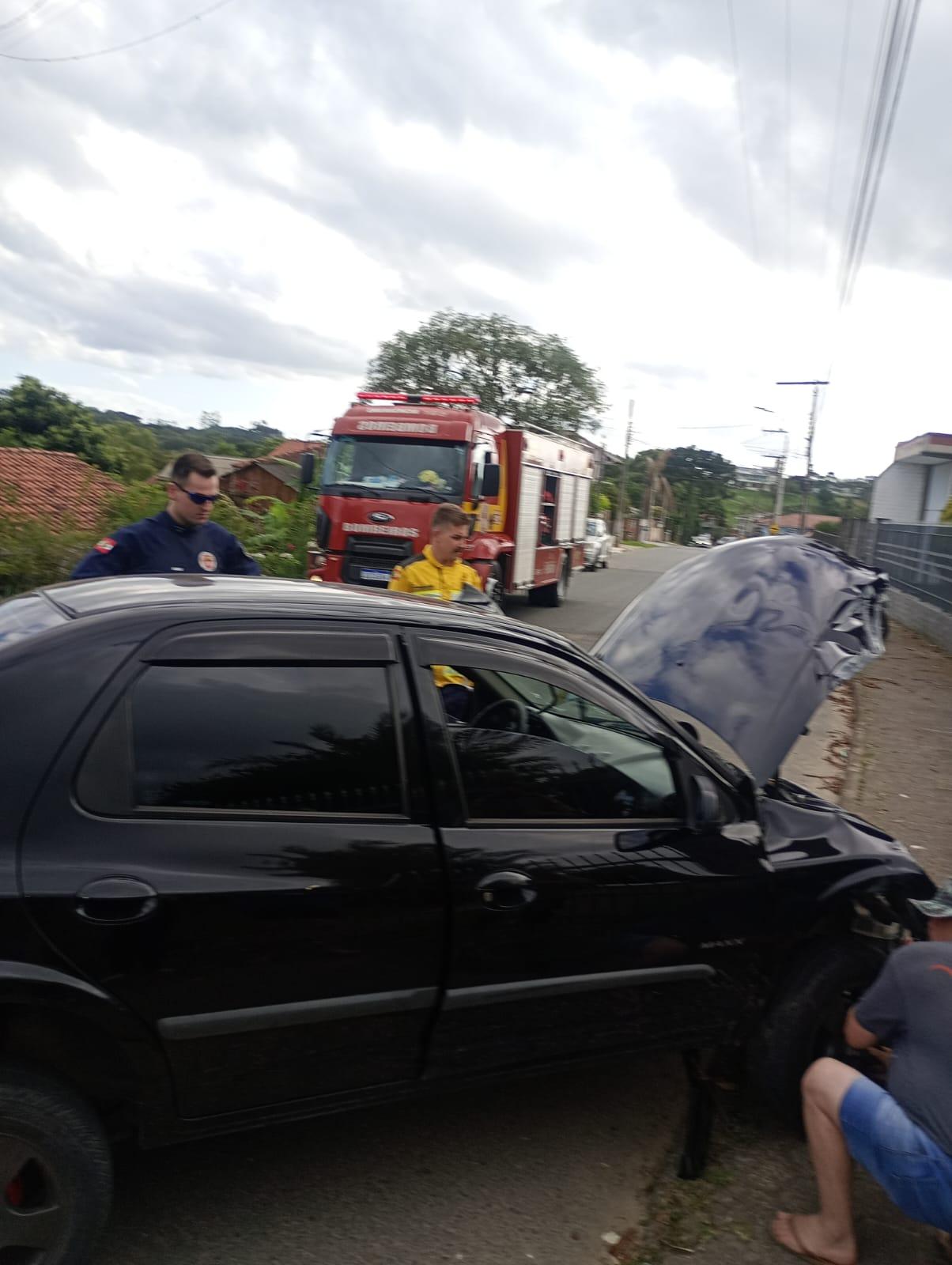 Carro colide contra poste e deixa homem e criança feridos em Rio Negrinho