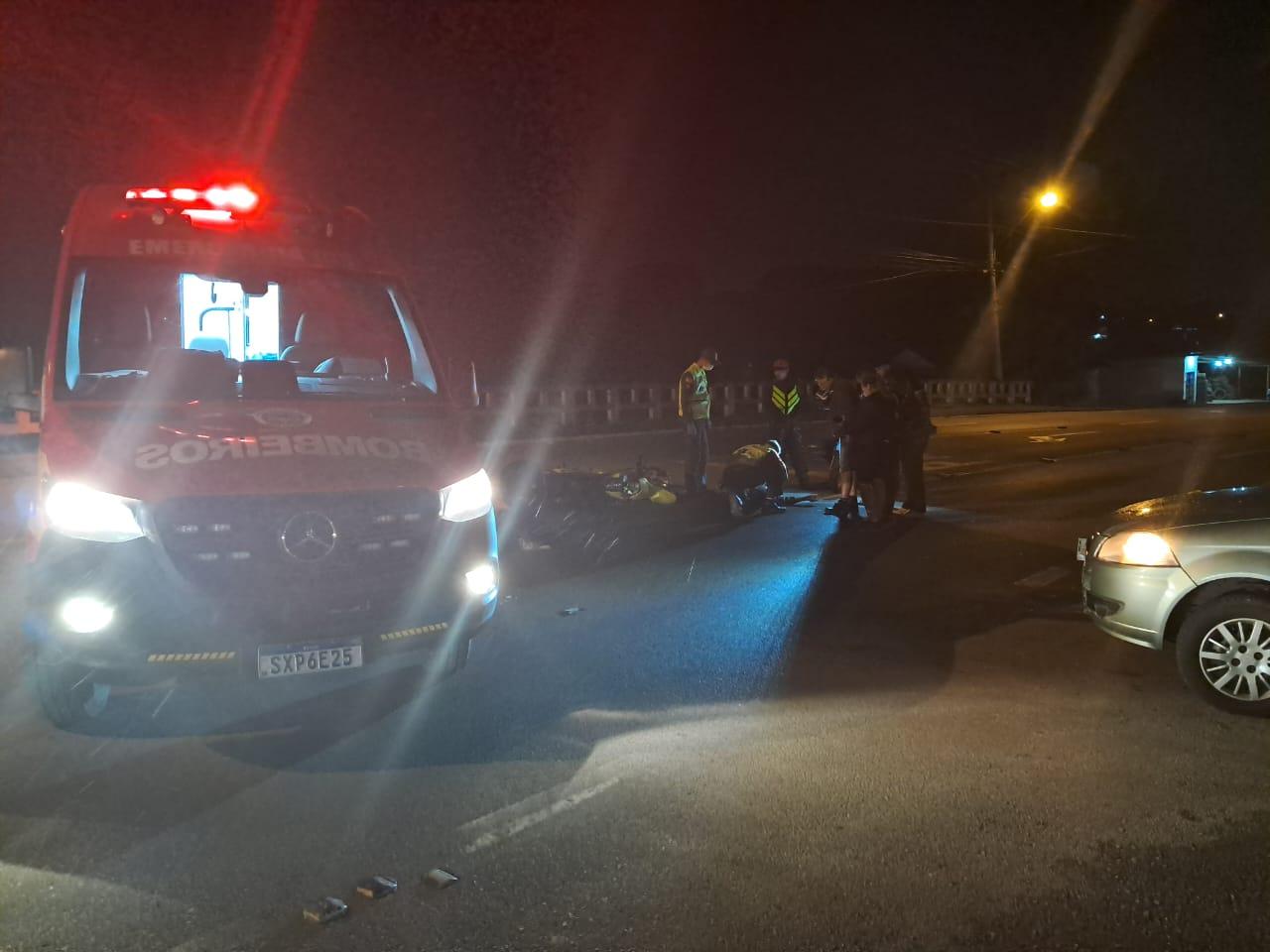 Colisão entre carro e moto deixa homem ferido na Rodovia dos Móveis