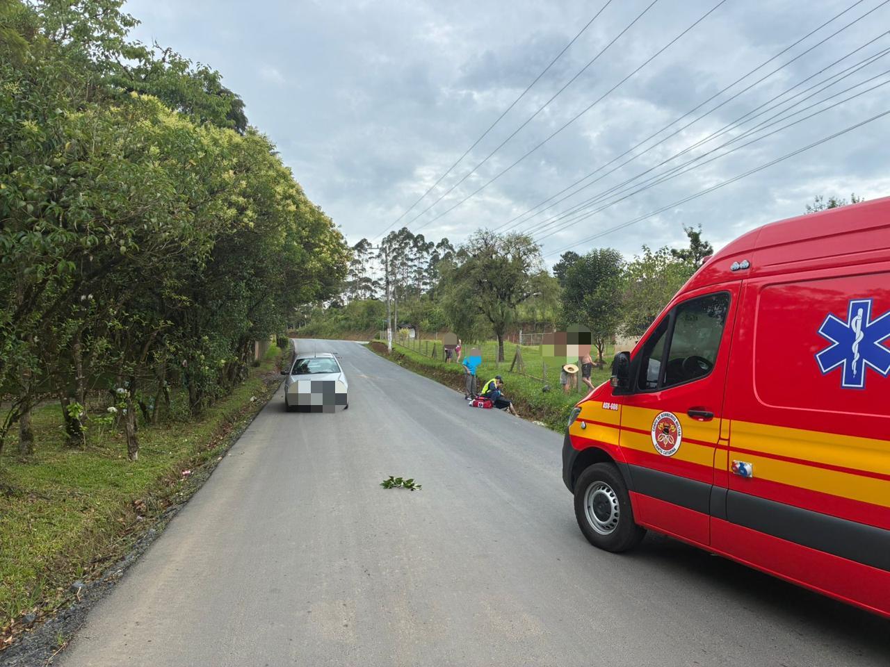Colisão entre carro e moto deixa jovem ferido no bairro Centenário