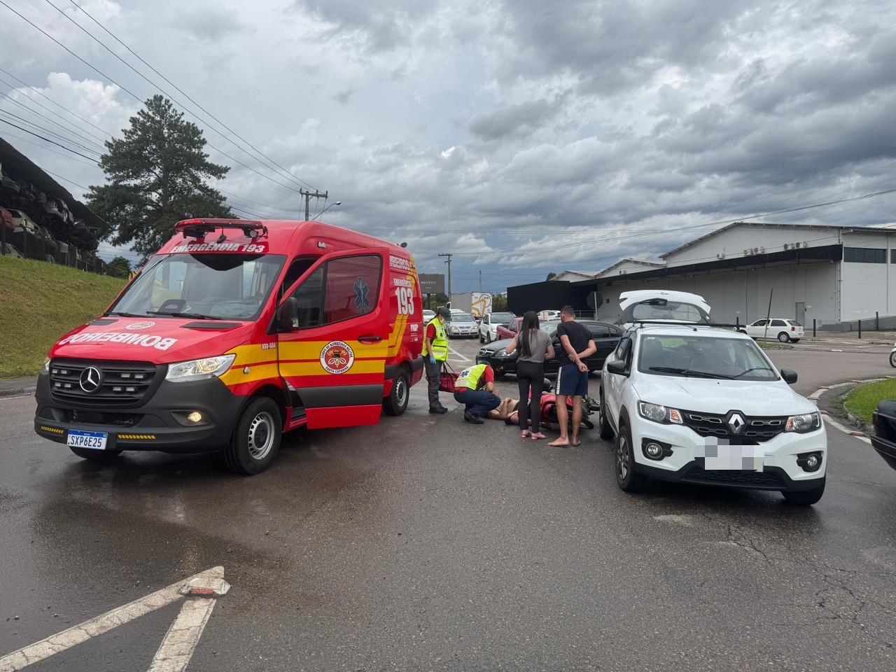 Colisão entre carro e moto deixa motociclista ferido no trevo do Mato Preto