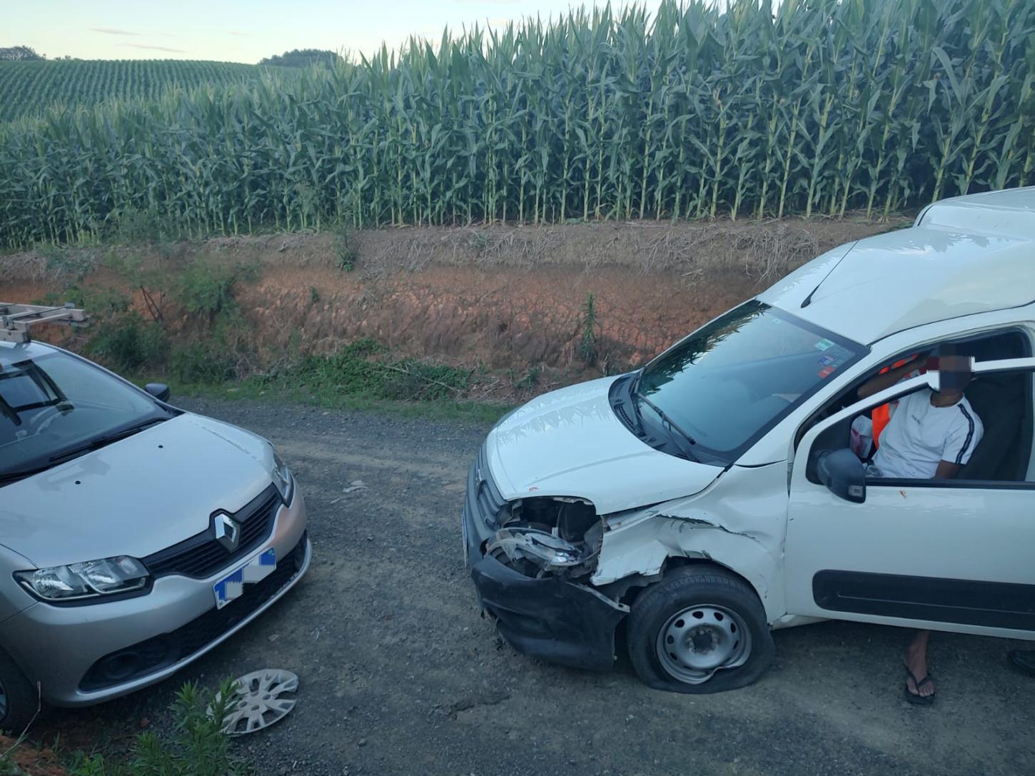 Colisão entre dois carros deixa homem ferido em Campo Alegre