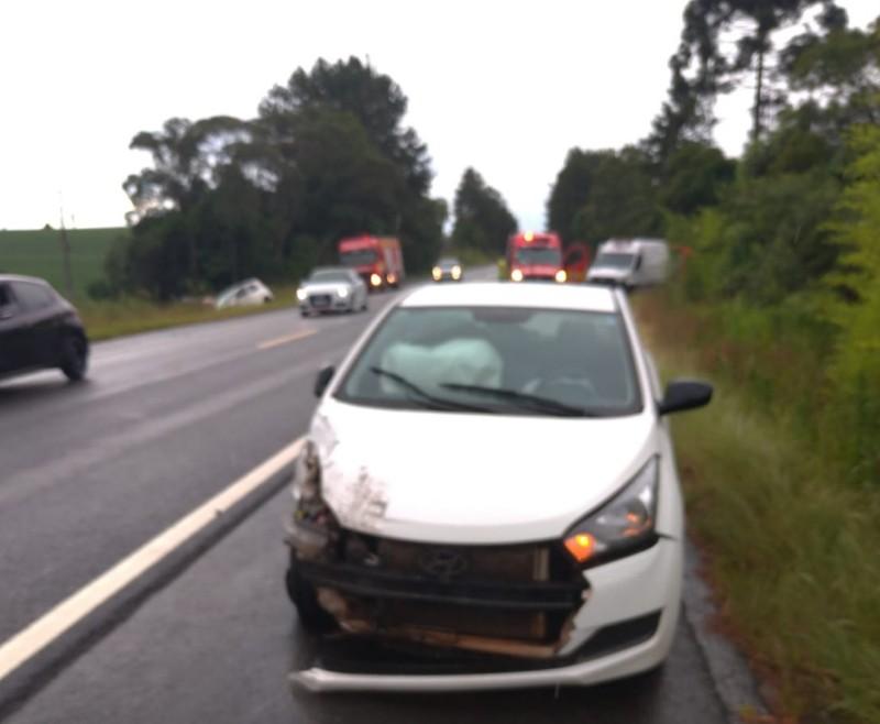 Colisão entre dois veículos deixa homem ferido na BR-280, em Três Barras