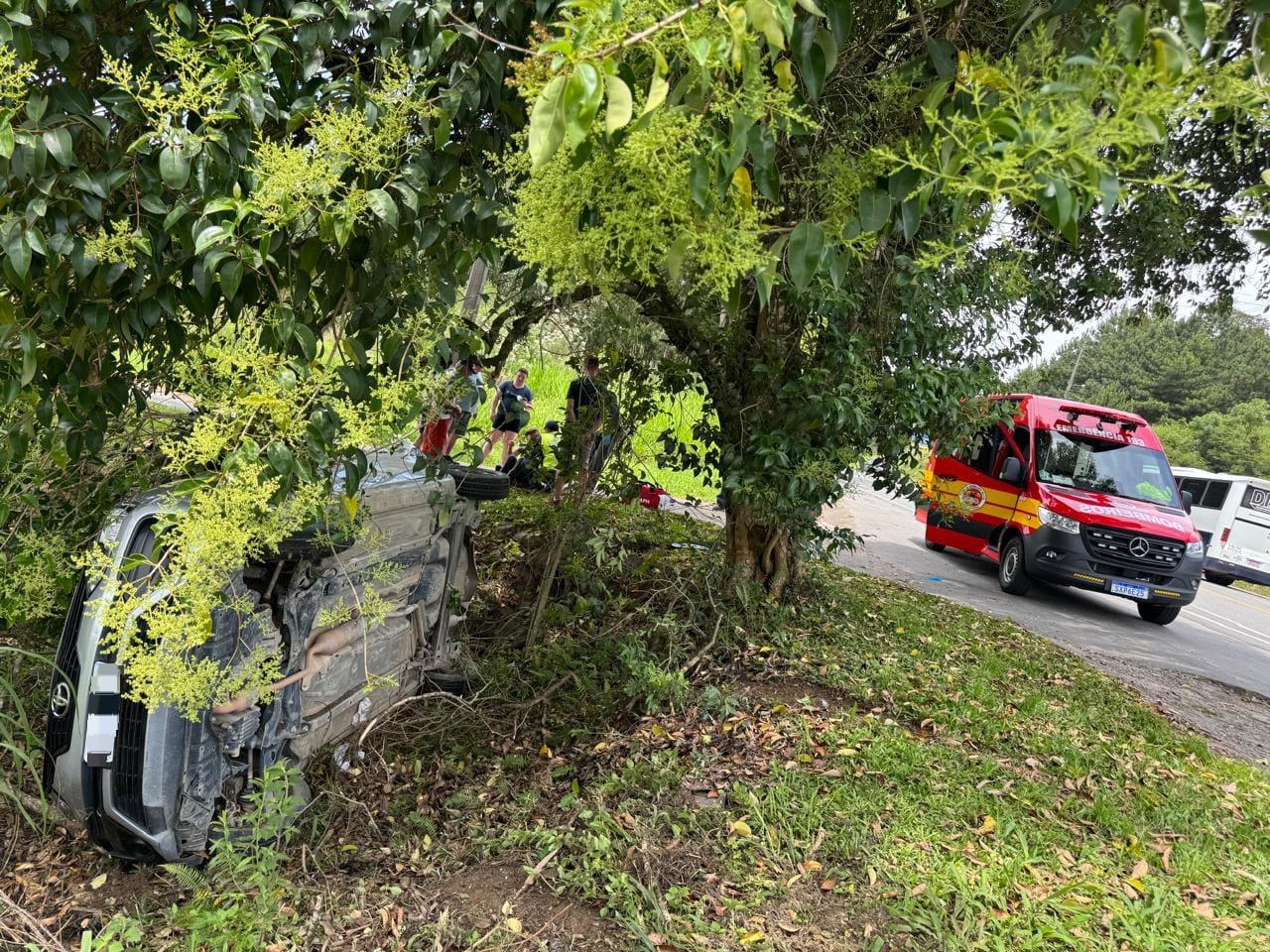 Idosa fica ferida em capotamento na SC A280C no bairro Cruzeiro