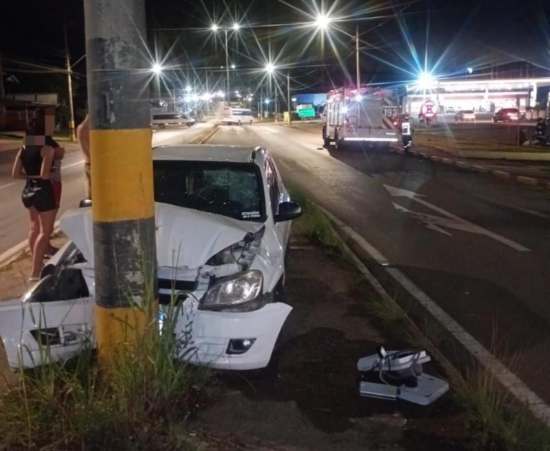 Jovem de 18 anos fica ferido após colisão contra poste na BR-280, em Rio Negrinho