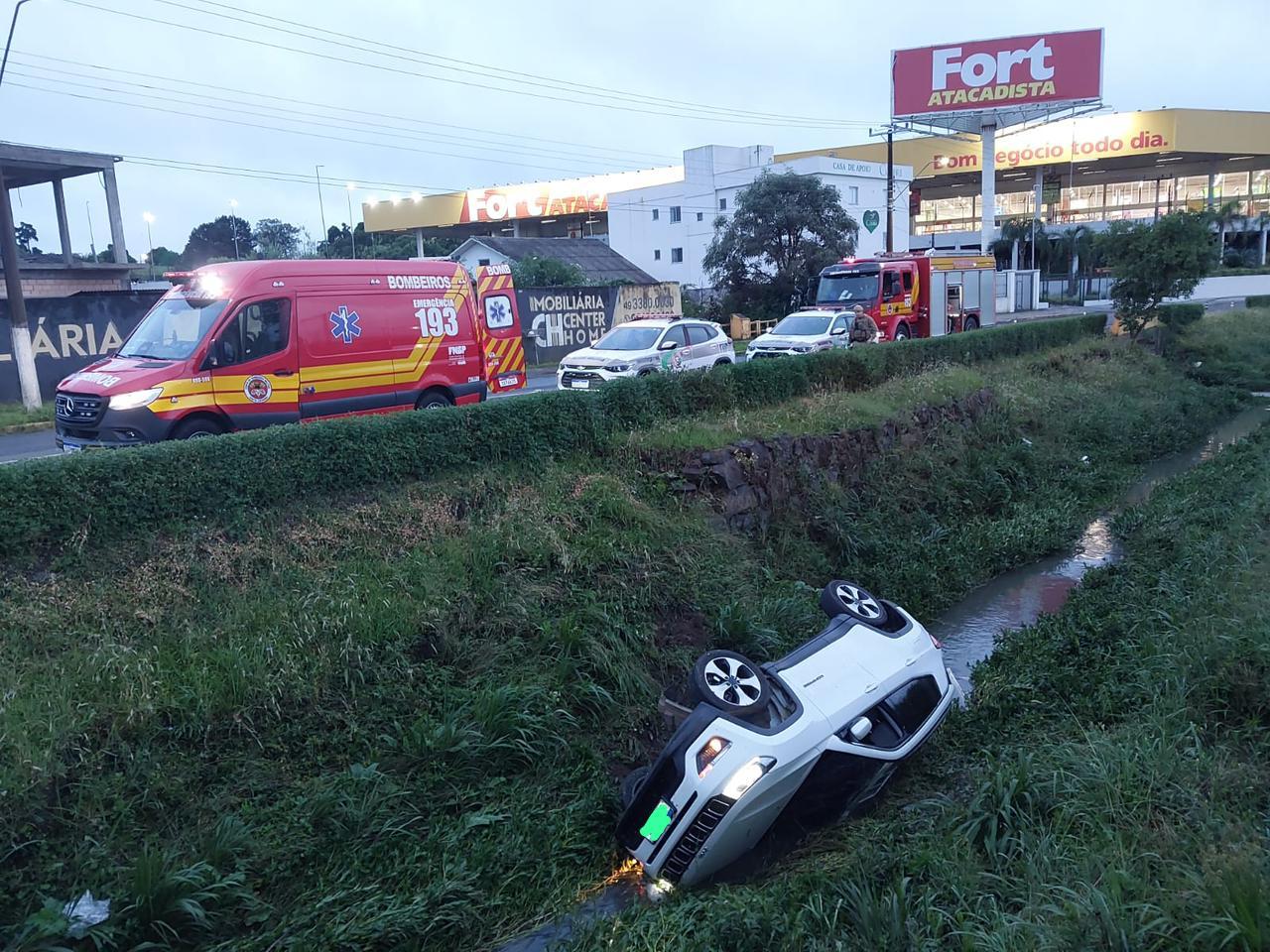 Jovem morre após carro cair no rio em Lages