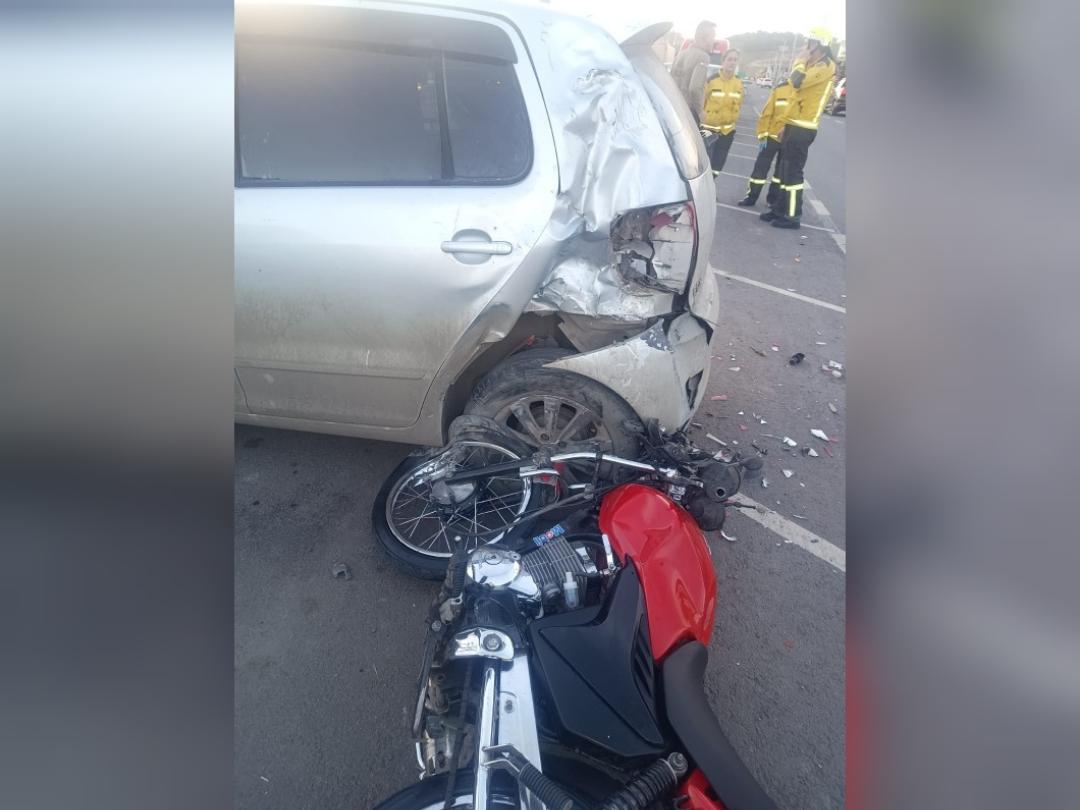 Motociclista em fuga policial fica gravemente ferido após colisão na BR-470