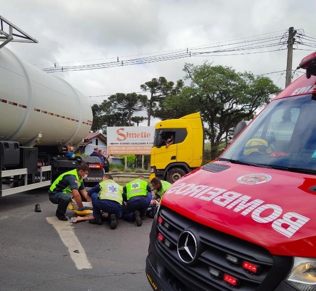 Motociclista fica ferido após colisão com carreta na BR-280, em Mafra