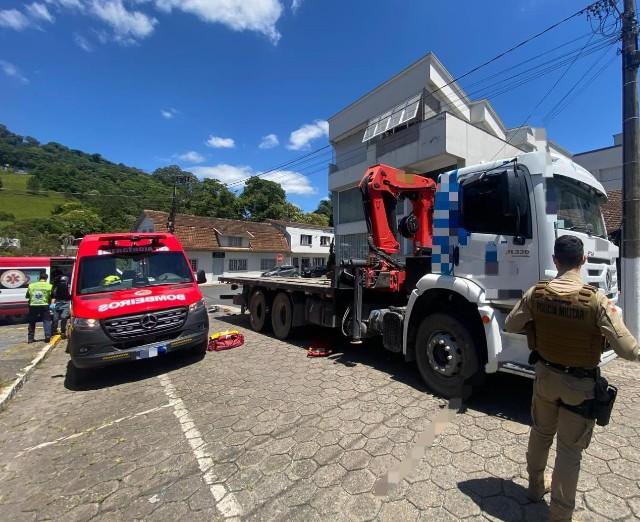 Motociclista morre após grave colisão com caminhão no Centro de Ituporanga