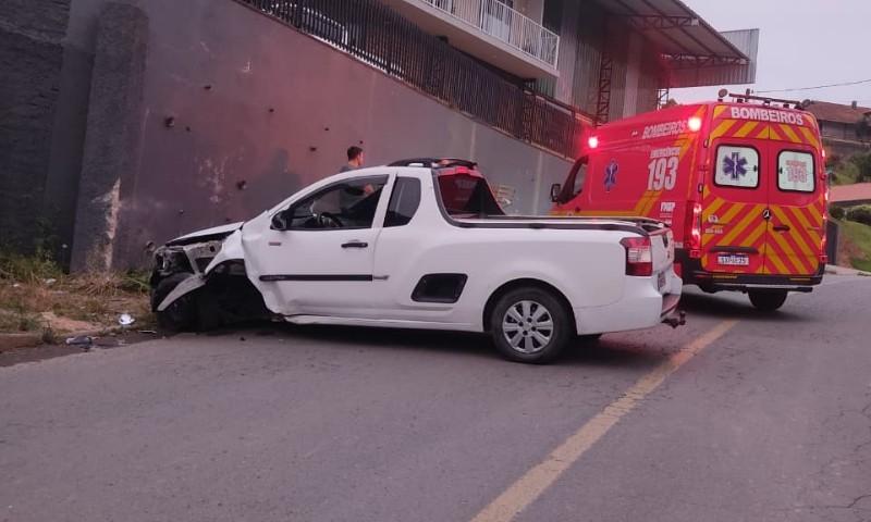 Motorista de 64 anos bate contra muro na Estrada Cruzeiro