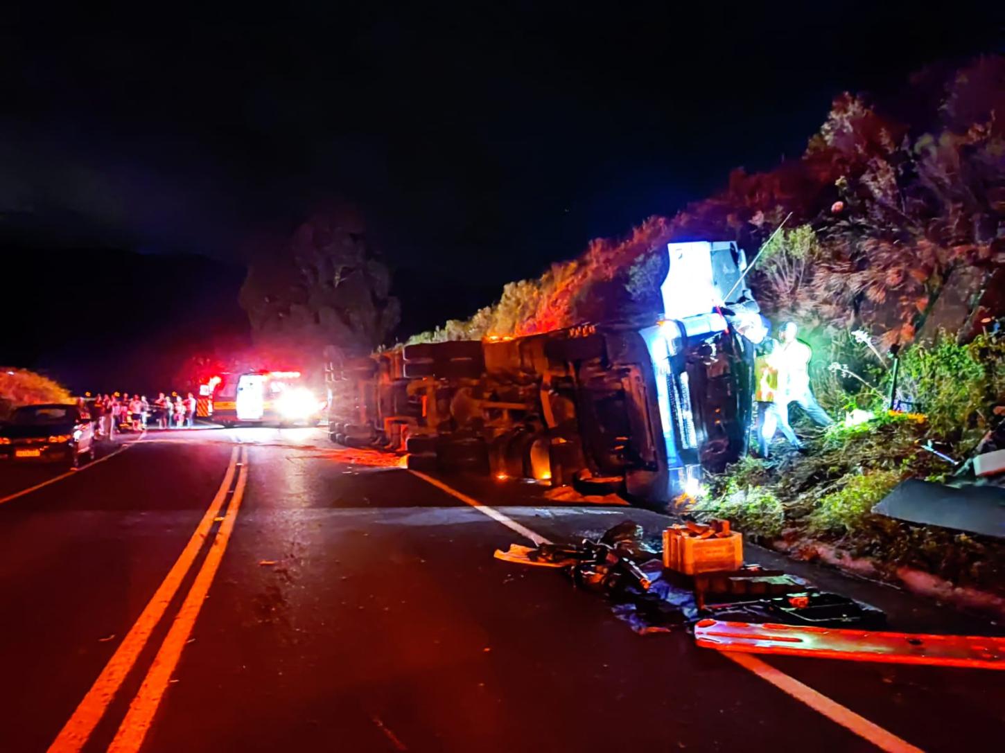 Motorista morre após tombamento de carreta na SC-114, em São Joaquim