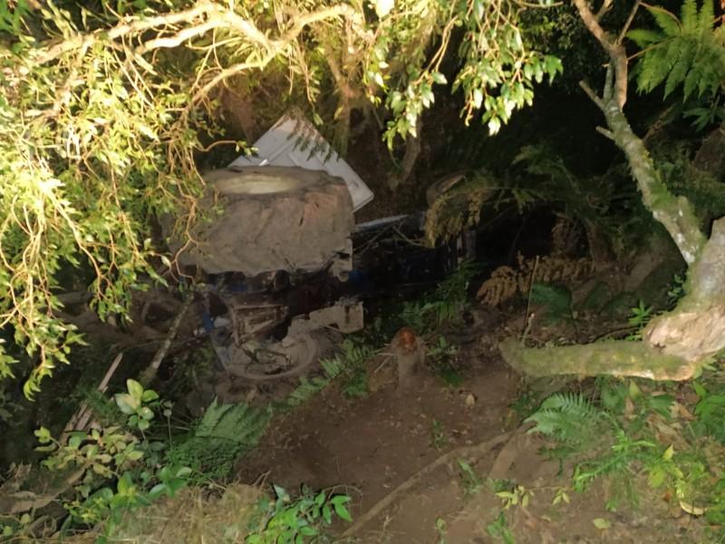 Mulher fica ferida após trator tombar em vala de 5 metros em Urubici