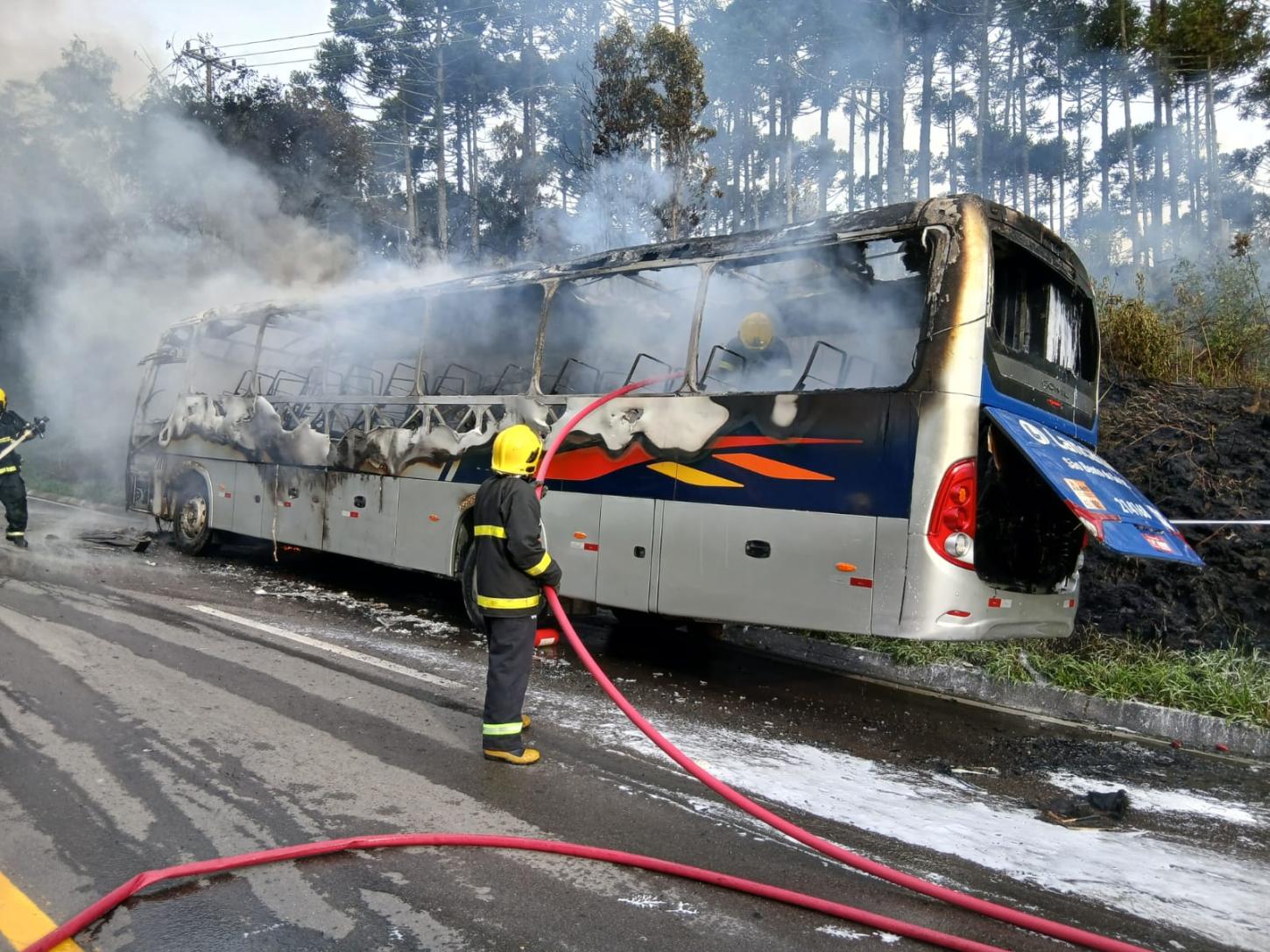 Ônibus pega fogo na SC-418 em Campo Alegre