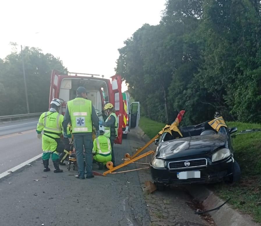 Capotamento na BR-116 deixa duas pessoas feridas em Papanduva
