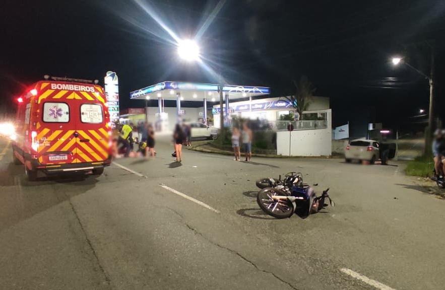 Colisão entre carro e moto deixa duas vítimas feridas  na SC A280C em Oxford