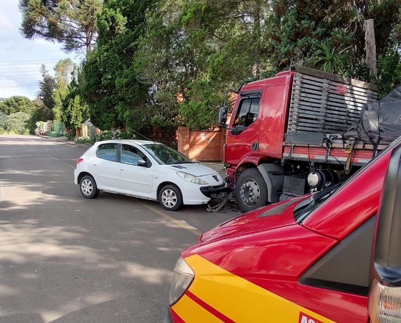 Colisão frontal entre carro e caminhão deixa adolescente ferida em Campo Alegre