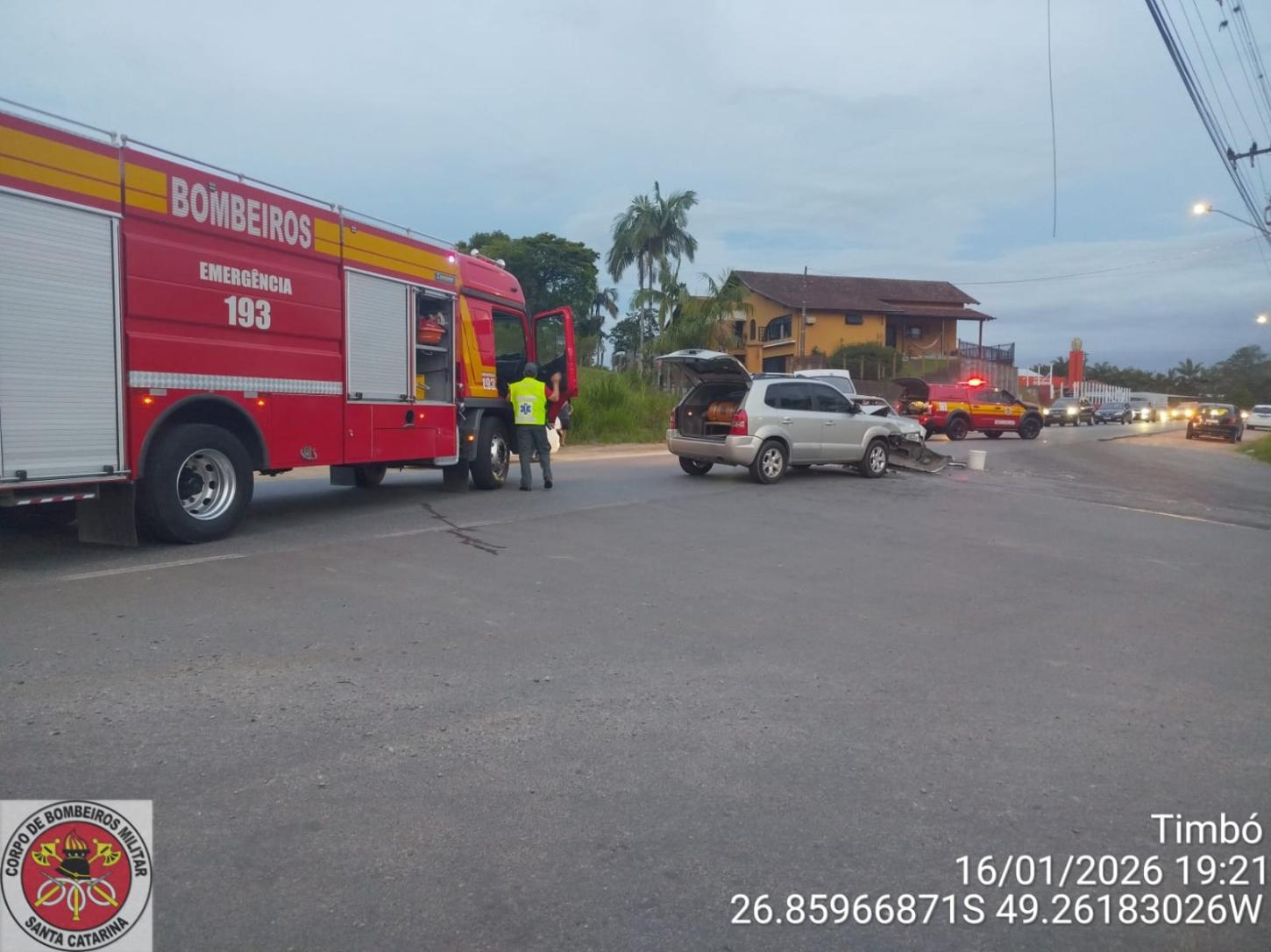 Colisão frontal entre dois carros deixa ferido grave na SC-477, em Timbó