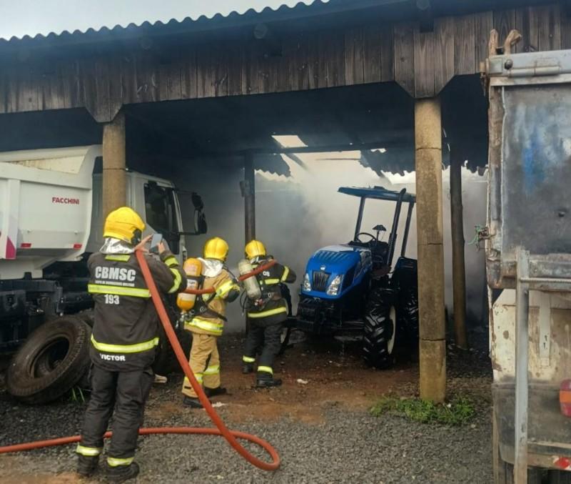 Incêndio em garagem da prefeitura causa prejuízo em Papanduva