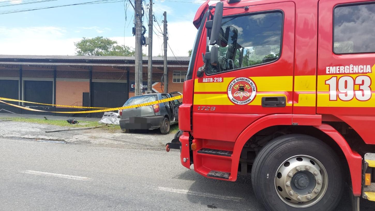 Jovem de 22 anos morre após carro colidir violentamente contra poste em Blumenau