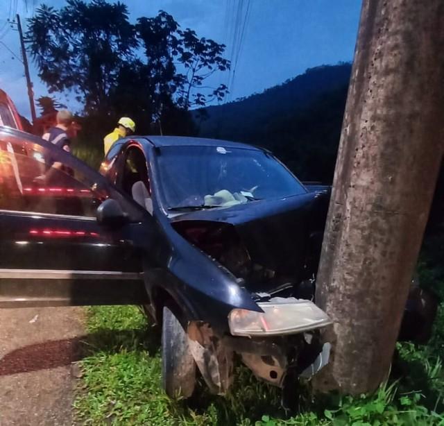 Motorista morre após sair da pista e colidir contra poste na SC-477, em Benedito Novo