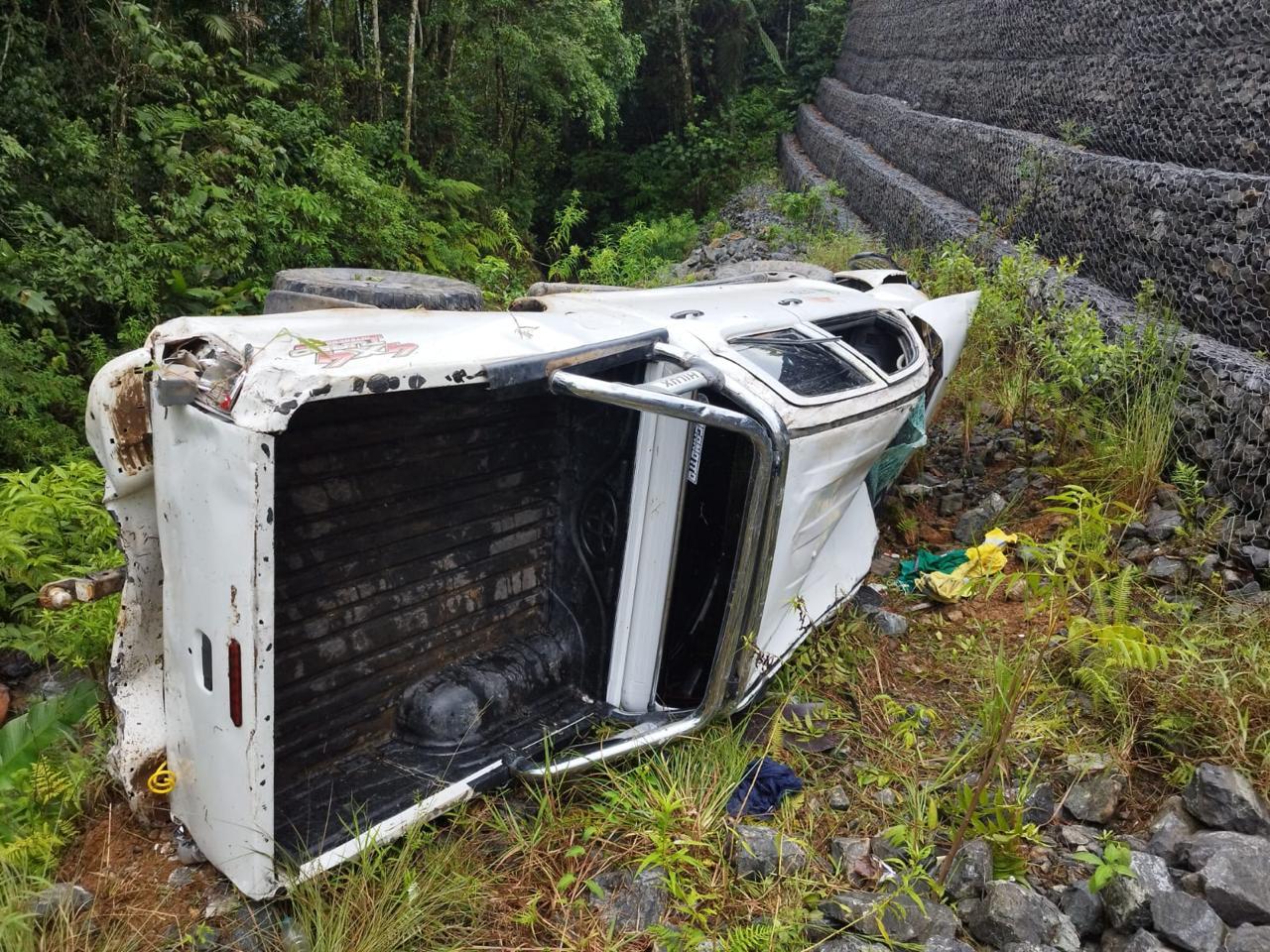 Queda de veículo em ribanceira deixa dois feridos na BR-280, em São Bento do Sul