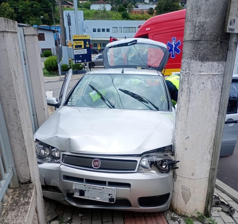 Colisão contra poste deixa mulher ferida no Centro de Rio Negrinho
